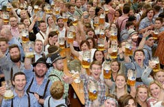 Die Besucher des Oktoberfestes sind in Feierlaune. (Bild: Keystone / Felix Hoerhager)