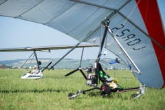 Ein Mann an der Flugdemonstration der Motorschirme. (Bild: Keystone / ENNIO LEANZA)