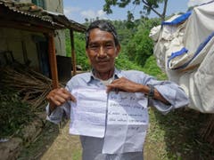 Der erfreute Vorsteher des Dorfes etwa eine Stunde südlich von Kathmandu. Im Dorf, das von 8 Familien bewohnt ist, kam nur wenig Hilfe der Hilfswerke an. Ruth und Werner Odermatt spenden über 7000 Dollar, das nicht zuletzt aufgrund unseres ersten Artikels zusammengekommen ist, damit die Dorfbewohner ihre Häuser wieder aufbauen können. (Bild: Walter Odermatt)