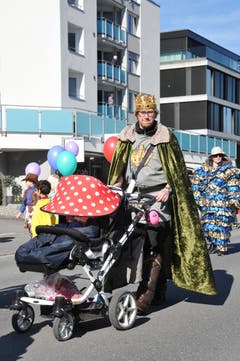 An der Kinderfasnacht Hergiswil sorgten längst nicht nur die Kleinen für die fasnächtliche Stimmung. (Bild: Matthias Piazza (Hergiswil, 17. Februar 2017))