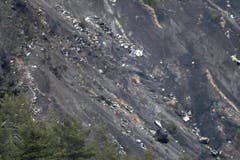 Tausende Trümmerteile liegen verteilt über mehrere Kilometer. (Bild: Keystone)