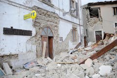 Das zerstörte Postgebäude in Arcuata del Tronto. (Bild: AP/ Sandro Perozzi)