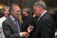2005 erhält Claudio Abbado die Ehrenbürgerschaft der Stadt Luzern. Stadtpräsident Urs W. Studer, rechts, gratuliert dem Dirigenten. (Bild: Archiv Neue LZ)