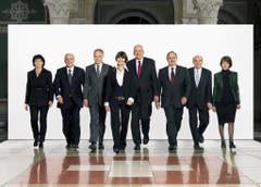 2007 (von links): Doris Leuthard, Christoph Blocher, Moritz Leuenberger, Bundespräsidentin Micheline Calmy-Rey, Pascal Couchepin, Samuel Schmid, Hans-Rudolf Merz und Bundeskanzlerin Annemarie Huber-Hotz vor dem Salon du Président in Bern. (Bild: Bundeskanzlei / Julie de Tribolet)