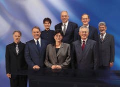 1999: Moritz Leuenberger, Adolf Ogi, Bundespräsidentin Ruth Dreifuss und Kaspar Villiger (vorne, von links) sowie Ruth Metzler, Pascal Couchepin, Joseph Deiss und Bundeskanzler François Couchepin (hinten, von links). Erstmals organisierte die Bundeskanzlei für das Gruppenbild einen Wettbewerb, aus dem Masato Yokoyama als Sieger hervorging. Während die Regierung auf den bisherigen Autogrammkarten meistens vor einem historischen Dekor zu sehen war, wurde jetzt erstmals von der technischen Möglichkeit der elektronischen Bildbearbeitung Gebrauch gemacht: Nachdem der Bundesrat in einer kurzen Sitzungspause fotografiert worden war, getaltete der Fotograf nachträglich einen Hintergrund. (Bild: Bundeskanzlei / Masato Yokoyama)