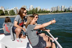 Die Spielerinnen Vanessa Bernauer (links), Sandra Betschart (Mitte) und Barla Deplazes machen ein Selfie auf dem Boot «Magic Charm». (Bild: KEYSTONE / SALVATORE DI NOLFI)