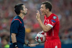 Stephan Lichtsteiner reklamiert beim vierten Unparteiischen Baris Simsek. (Bild: Keystone/Ennio Leanza)