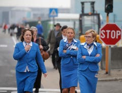 Angestellte verlassen das Flughafenareal. (Bild: EPA/OLIVIER HOSLET)