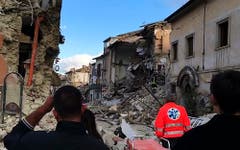 Die Zerstörung in Amatrice ist enorm. (Bild: AP Photo / Videostill)