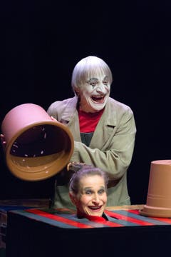 Clown Dimitri und Tochter Masha während der Präsentation des clownesken, musikalischen, burlesken, poetischen und artistischen Stücks «DimiTRIgenerations» der Familie Dimitri. (Bild: Keystone / Carlo Reguzzi)