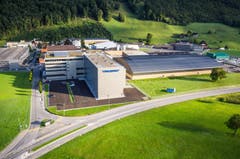 Das neue Logistikgebäude der Pilatuswerke in Stans. Vorne (mit Schriftzug) das Hochregallager. Links daran angebaut die Arbeitsplätze für Logistik, im obersten Stock ist das neue Personalrestaurant mit Oberlicht. (Bild: PD)