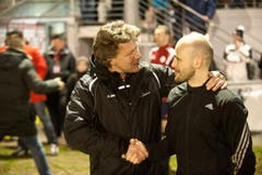 St. Gallen Trainer Jeff Saibene tröstet nach dem Spiel Buochs Trainer David Andreoli. (Bild: Boris Bürgisser (Neue LZ))