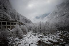Im Verzascatal kurz vor Brione liegt erster Schneeflaum. (Bild: KEYSTONE/Ti-Press/Samuel Golay)