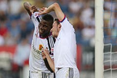 Basels Breel Embolo (links) und Luca Zuffi bejubeln das 2:1. (Bild: Philipp Schmidli)