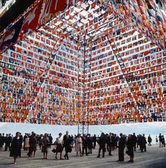 Besucher bewundern das pyramidenartige Dach aus den Gemeindewappen der Schweiz (Bild: Keystone / Str)