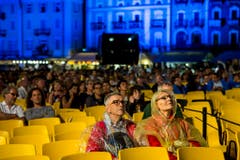 Ein Lichterspiel auf der Piazza Grande in Locarno. (Bild: Keystone)
