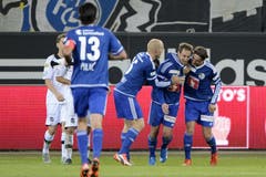 Die Luzerner mit Jerome Thiesson (2. v. rechts) feiern das 1:1. (Bild: Keystone / Urs Flüeler)