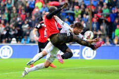 Luzern Alain Wiss (hinten) im Duell mit Aaraus Igor Nganga. (Bild: Keystone)