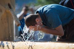 Das Urner Kantonal-Schwingfest auf der Sportanlage Feldli in Altdorf fand am Sonntag unter heissen Bedingungen statt. (Bild: Alexandra Wey / Keystone)