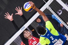 Tim Köpfli versucht einen Block gegen Thantawat. (Bild: FIVB)