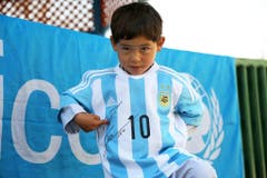 Nachher: Der stolze, frisch eingekleidete Murtaza. (Bild: Keystone / UNICEF)