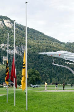 Die Fahnen auf dem Militärflugplatz in Meiringen stehen am 31. August 2016 auf Halbmast. Beim Absturz eines F/A-18-Kampfjets im Sustengebiet ist der Pilot ums Leben gekommen. (Bild: ALEXANDRA WEY)