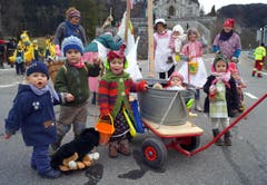 Im Mittelpunkt des Lungerer Fasnachtsumzuges waren die Kinder mit hübschen und farbigen Sujets. (Bild: Romano Cuonz (Neue NZ))