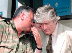 Auch der Mitstreiter von Radovan Karadzic, der damalige bosnisch-serbische General Ratko Mladic (links) steht unter Anklage von dem Kriegsverbrecher-Tribunal. (Bild: EPA)