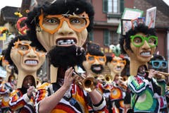 Die Guuggenmusig Arvi-Hyler am Umzug der Kinderfasnacht Kerns. Die Guugge feiert ihr 35-Jahr-Jubiläum. (Bild: Robert Hess (Neue OZ))
