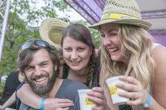 Prosten mit Getränken im Kaffee-Becher. (Bild: André A. Niederberger / Neue NZ)