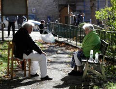 An elderly couple sit in a park in Norcia, central Italy, after an earthquake with a preliminary magnitude of 6.6 struck central Italy, Sunday, Oct. 30, 2016. A powerful earthquake rocked the same area of central and southern Italy hit by quake in August and a pair of aftershocks last week, sending already quake-damaged buildings crumbling after a week of temblors that have left thousands homeless. (AP Photo/Gregorio Borgia) (Bild: Keystone)