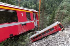 Bergung der abgestürzten Wagen einen Tag nach dem Zugunglück in Tiefencastel. (Bild: Keystone)