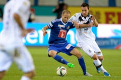 Migjen Basha (mitte) von Luzern im Spiel gegen Patrick Rossini. (Bild: Keystone/ Urs Flüeler)