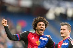 Der Basler Taulant Xhaka, rechts, gratuliert dem jubelnden Mohamed Elneny, der zum 3:0 getroffen hat. (Bild: Keystone / Georgios Kefalas))