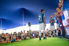 Dario Lezcano präsentiert sein neues Trikot. (Bild: Roger Grütter / Neue LZ)
