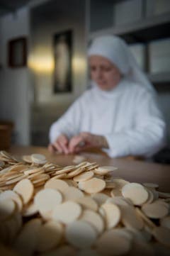Im Schwyzer Frauenkloster St. Peter wird für eine bessere Welt gebetet und gebacken. Im Bild Sr. Margarita bei der Endkontrolle der Hostien. (Bild: Pius Amrein / Neue LZ)