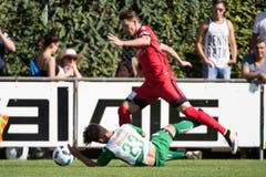 Der Krienser Fernandes Diogo Costa, links, im Kampf um den Ball gegen Thuns Christian Fassnacht, rechts. (Bild: Keystone / Marcel Bieri)