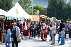 Zahlreiche Interessierte tauchen in 'das Mittelalter' ein. (Bild: Maria Schmid / Neue ZZ)