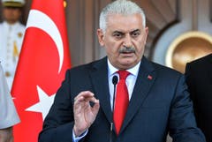 Der türkische Premierminister Binali Yildirim spricht während einer Pressekonferenz in Ankara am Samstag. (Bild: AP Photo)