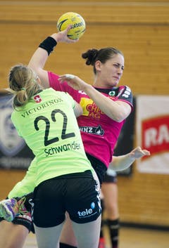 Sponos Noëlle Frey (rechts) versucht, an Zugs Lynn Schwander vorbeizukommen. (Bild: Corinne Glanzmann)