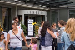 Menschen treffen im Kantonsspital Nidwalden in Stans ein. (Bild: KEYSTONE/Urs Flueeler)