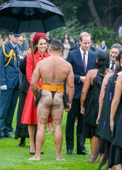 Prinz William und Herzogin Kate begrüssen Maori. (Bild: Keystone)