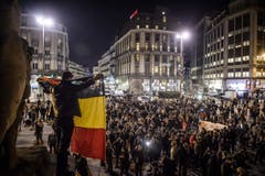 Der Place de la Bourse vor der Brüsseler Börse war in der Nacht Ort der Trauer und der Solidarität. (Bild: EPA/CHRISTOPHE PETIT TESSON)