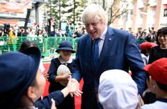 Boris Johnson heisst die Schulkinder herzlich willkommen. (Bild: AP / Stefan Rousseau)