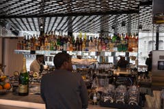 Die Sportsbar 1904, die wegen dem Gründungsjahr der Fifa so heisst, bietet für 80 Personen Platz. (Bild: Keystone / Patrick B. Krämer)