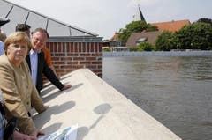 Bundeskanzlerin Angela Merkel reiste erneut in die Hochwassergebiete und sprach bei ihrem Besuch in Lauenburg in Schleswig-Holstein den Einsatzkräften und Freiwilligen ihren Respekt aus. (Bild: Keystone)