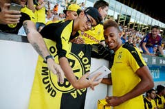 Pierre-Emerick Aubameyang posiert mit einem Fan für ein Selfie. (Bild: Philipp Schmidli)