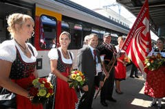 Urs Schneider (Mitte, OK-Präsident, ESAF Frauenfeld) bringt die Fahne nach Burgdorf. Die Zentralfahne des Eidg. Schwingerverbandes wird von einer Delegation aus Frauenfeld, dem Austragungsort von 2010, nach Burgdorf begleitet. (Bild: Swiss-Image / Andy Mettler)