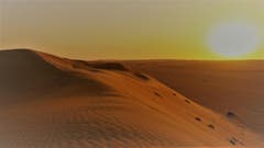 Farbenspiel der untergehenden Sonne in der Wahibawüste im Oman. (Bild: Helene Gosswiler)