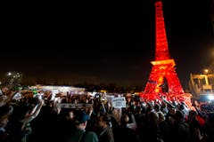 Der Stapel ist eigentlich eine Nachbildung ders Eiffelturms. (Bild: AP Photo/Francois Mori)